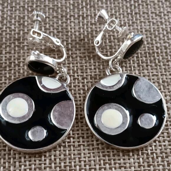 Jewelry - Vintage Screwback Black & Cream silver tone Enamel Dangle Earrings